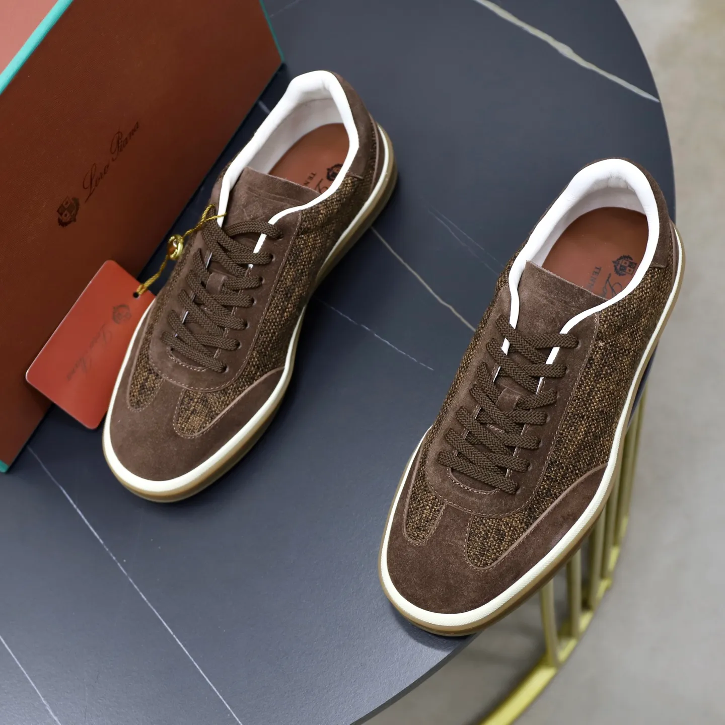 Ex-factory price: 540💰Loro Riana men’s moral training sneakers! Made from high-quality materials and designed in a low-cut silhouette, it offers an elegant and stylish look that's suitable for year-round wear. The unique double-layer sole aesthetic design, caramel cup-shaped outsole is decorated with off-white rubber trim, creating an attractive color combination. Pair with tailored pieces or jeans for a sophisticated yet casual look. The heel is decorated with soft cow leather tongue with Kummel color inserts and cotton laces with embossed LP logo. Upper: cow split suede stitching knitted fabric. Lining: original thickened soft sheepskin. Size: 38-39-40-41-42-43-44 (customized in 45.46)